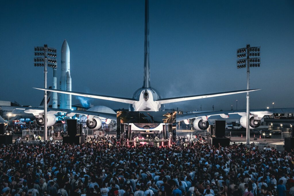 CERCLE FESTIVAL TRANSFORMED THE NATIONAL AIR & SPACE OF FRANCE INTO A MONUMENTAL CELEBRATION OF MUSIC, CULTURE AND EXPLORATION 2 Copie de ANFISA LETYAGO LIVE 1 GH V1 geoh.photo GEO 8172 1