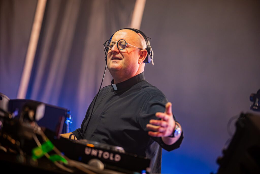 PADRE GUILHERME CLOSED THE MAIN STAGE AT UNTOLD FESTIVAL IN ROMANIA 3 PG UNTOLD photo by @martasantosvisuals 0130 copia